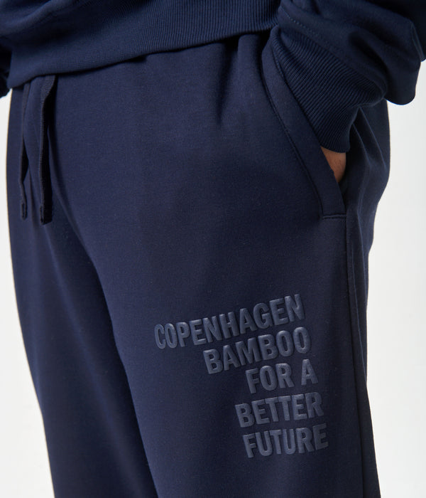 Marinblått joggingset med bambuhuva och logotyp